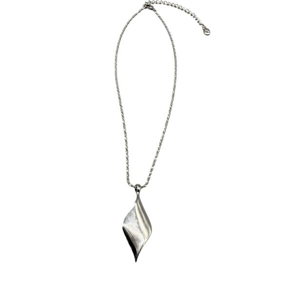 Annaeece by Devries Plain Twisted Leaf Pendant Chain Necklace Silver Tone Casual - Picture 1 of 5